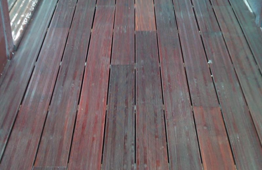 Rénovation terrasse extérieure bois après nettoyage & traitement - C. Darmanin ponçage et nettoyage