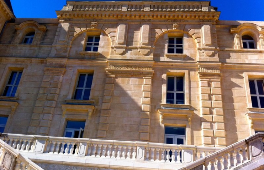 Nettoyage de vitres en extérieur du château de la Buzine à Marseille