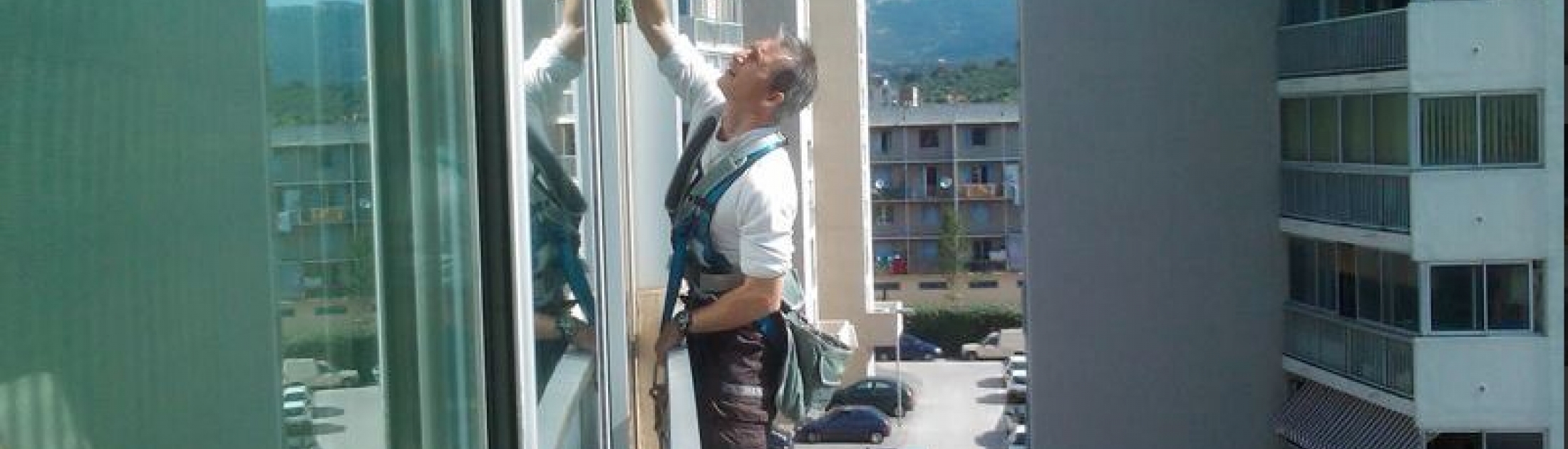 Nettoyage des vitres en hauteur avec nacelle 